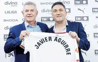 El técnico mexicano Javier Aguirre fue presentado como nuevo estratega del Valencia CF, equipo que lucha por no caer al descenso en España. 