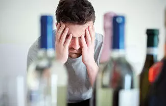 De acuerdo a la Organización Panamericana de la Salud (OPS) el alcohol actúa de forma biológica como un depresor del sistema nervioso