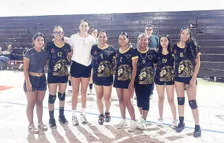 Leonas salió con las garras afiladas y terminó imponiéndose en dos sets sobre AVR
