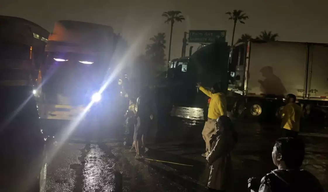 Tras 13 horas de bloqueo, encapuchados retiraron a manifestantes en Puente Grande, Teoloyucan, y liberaron la autopista México-Querétaro