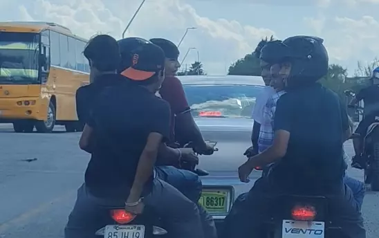 En la grabación se observa una motocicleta con cuatro jóvenes a bordo y otra más con tres, ninguno portaba casco
