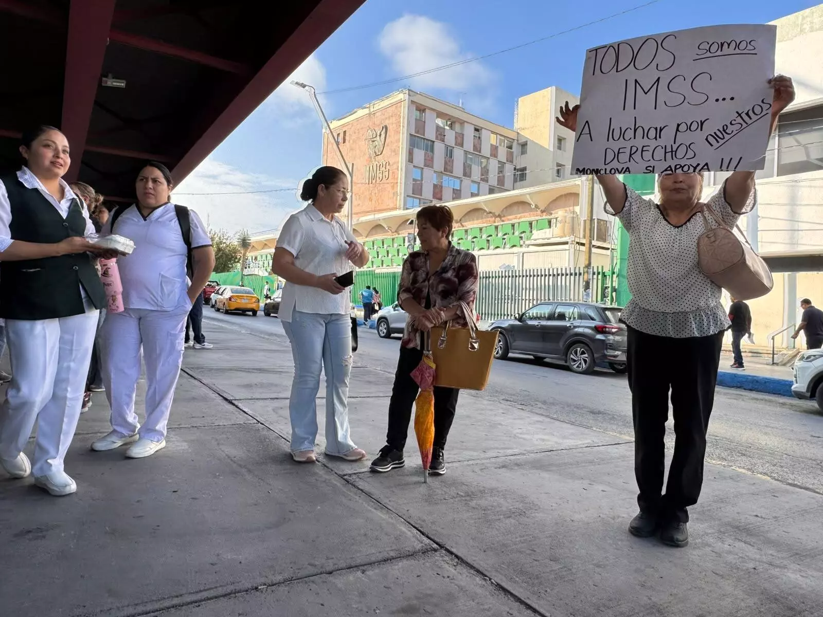Al opinar sobre las manifestaciones del personal del IMSS, consideró importante escucharlos y que quien corresponda les dé atención.