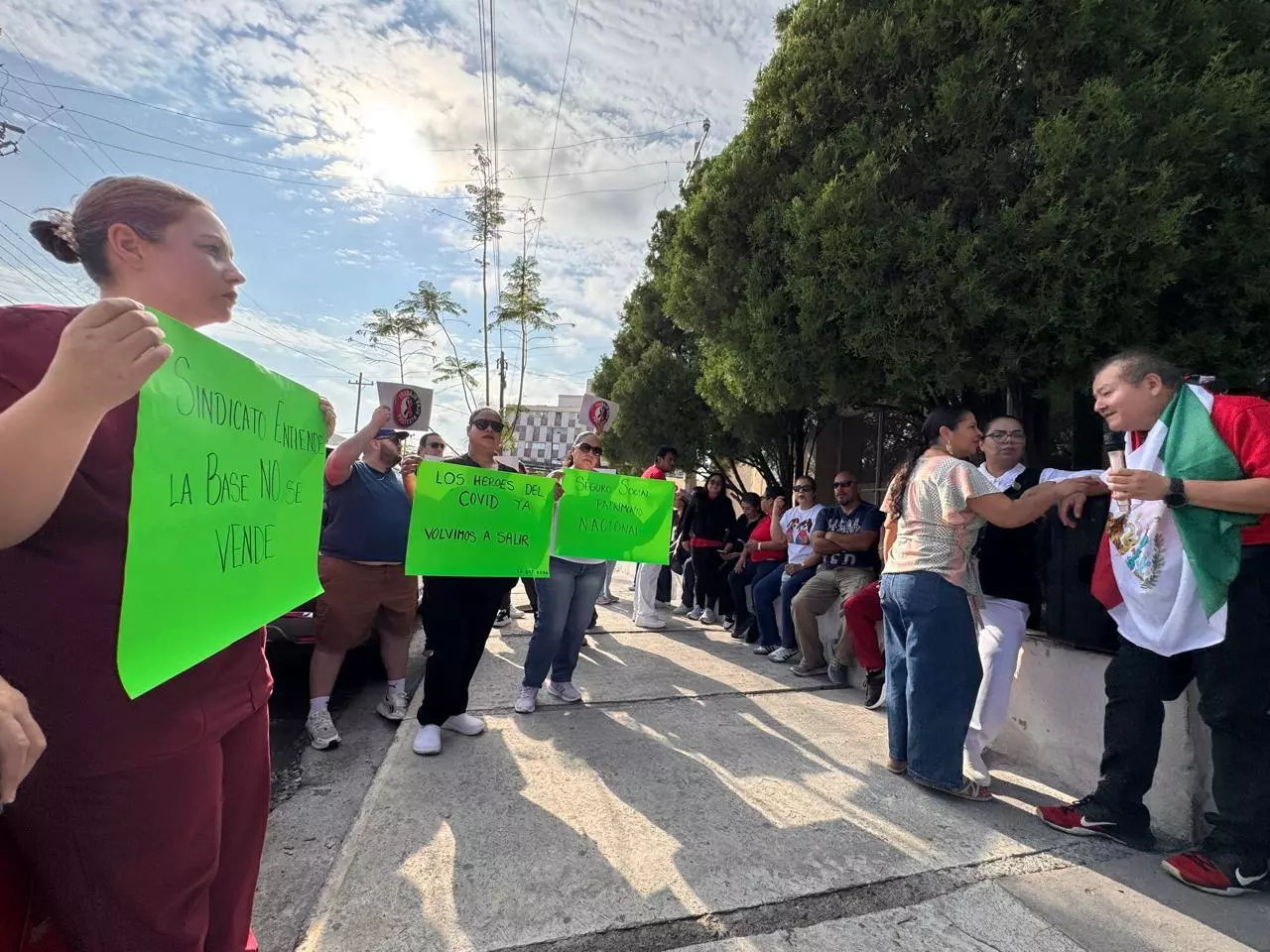 Los trabajadores se manifiestan a contraturno, para no afectar a pacientes, con lonas que apenas se alcanzan a ver porque son responsables y profesion