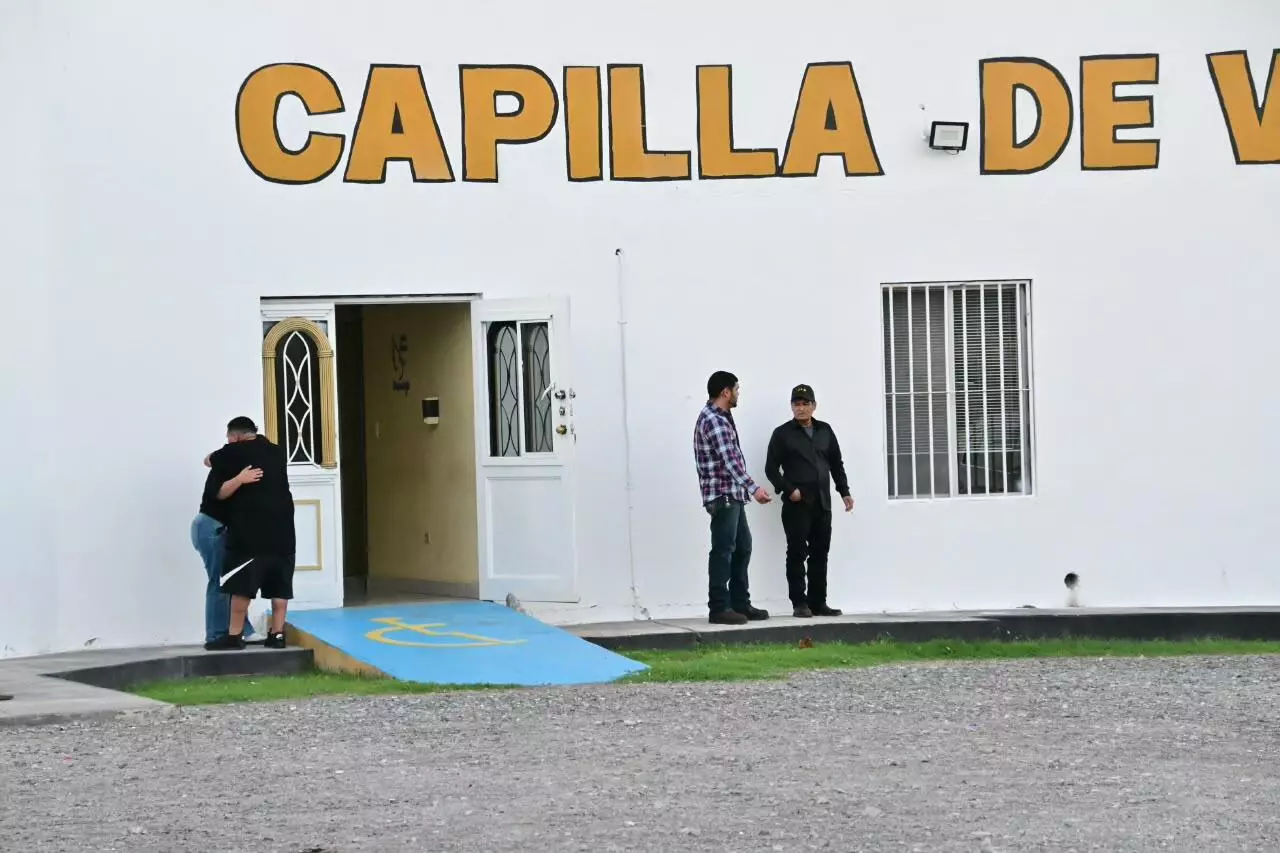 Sus cinco hijos, familiares y amigos los despiden luego del presunto feminicidio y suicidio ocurrido la tarde del martes