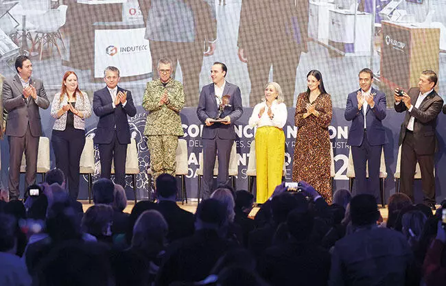 Refrenda Manolo Jiménez alianza con la industria