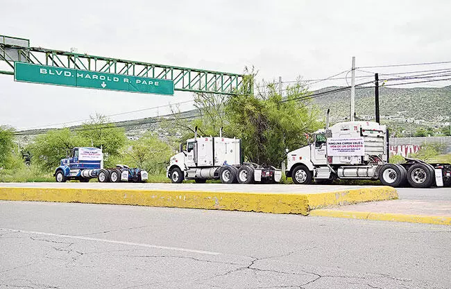 Transportistas de carga pesada de Monclova continuaron en la mañana de ayer con el paro, pero por la tarde recibieron instrucciones que lo levantaran