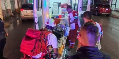 Paramédicos de la Cruz Roja acudieron al domicilio y brindaron atención al adulto mayor.