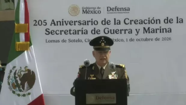 El titular de la SEDENA reconoció a soldados, pilotos y guardias nacionales en la Plaza de la Lealtad durante la ceremonia por los 205 años de la institución.