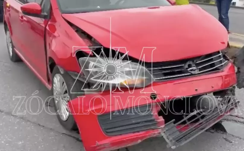 El impacto dejó daños materiales en ambas unidades, sin que se reportaran personas lesionadas.