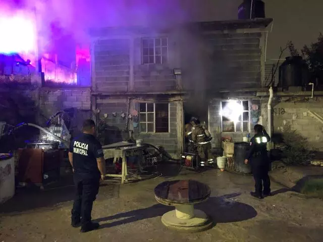 Arribaron elementos de Bomberos y Seguridad Pública, quienes iniciaron las maniobras para controlar el incendio.