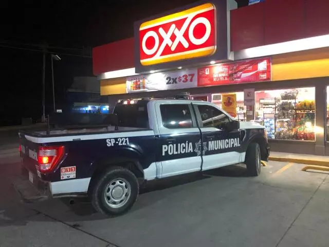 Apenas unos 200 metros del establecimiento, los oficiales localizaron en un lote baldío las latas de cerveza que habían sido robadas