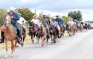 El alcalde Javier Flores encabezó el contingente de jinetes que participaron en el evento, quienes fueron recibidos por la comunidad rural