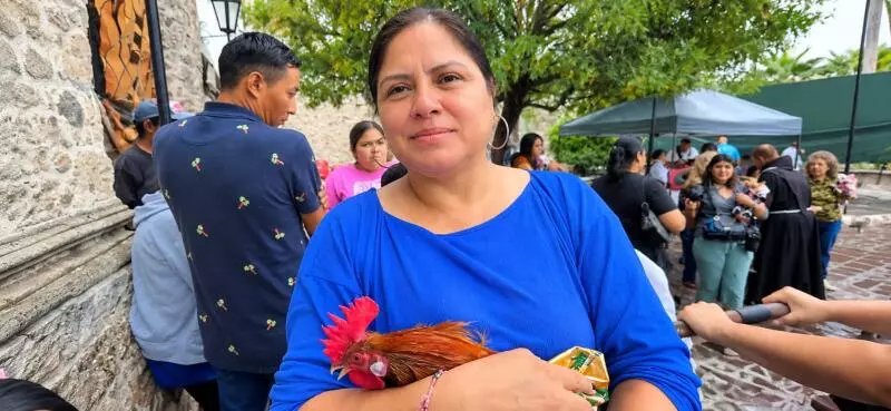 Virginia Ortega, habitante del sector El Pueblo, acudió a la tradicional bendición de mascotas con "Panchito", un gallo que desde hace 10 meses es parte de su familia.