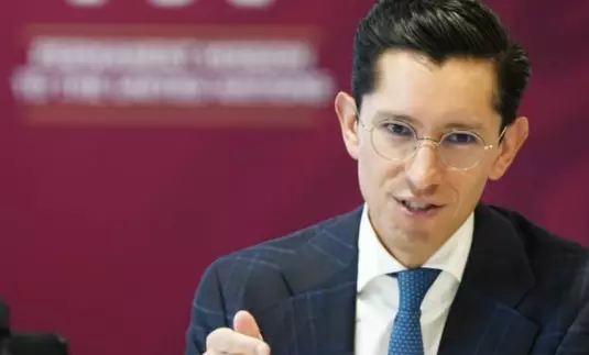 Añadió que el gobernador “tiene que dar explicaciones”, pues no puede instalar una academia internacional sin autorización del Gobierno de México