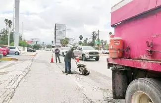 El bacheo es con asfalto en caliente para que aguante la humedad que aún persiste en la carpeta