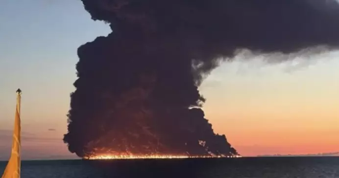 Fue registrado el incendio de un buque petrolero en frente a las costas de Sochi, Rusia. 