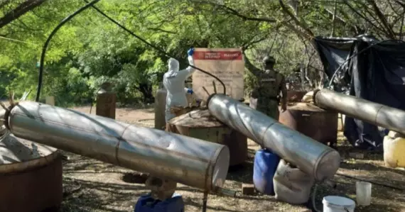 El recinto, ubicado en el poblado de Las Tinajas, constaba de 12 mil metros cuadrados y se incautaron dos vehículos
