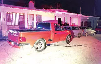 Una presunta falla mecánica provocó que una camioneta se desplazara sin control por una calle en desnivel y terminara ocasionando una carambola.