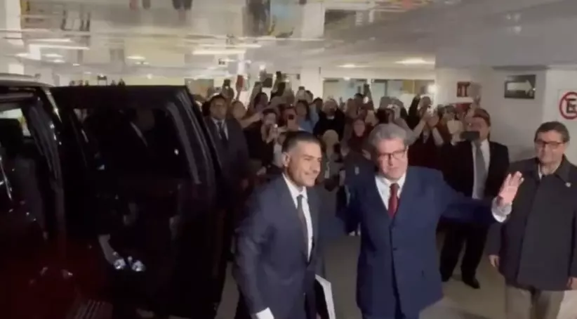 A su llegada, en una camioneta negra, en un operativo de seguridad implementado por el personal de resguardo del Palacio Legislativo de San Lázaro, García Harfuch, fue recibido entre gritos de trabajadoras 