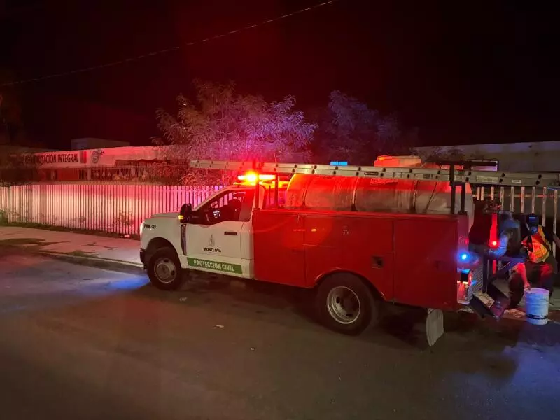 Ante el riesgo de que el fuego alcanzara otros objetos acumulados dentro del inmueble, los guardias solicitaron la intervención de los cuerpos de emergencia.