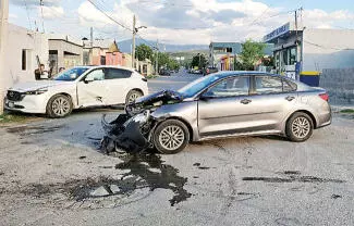 El saldo fueron severos y cuantiosos daños materiales en un auto, una camioneta y una persona con leves molestias físicas