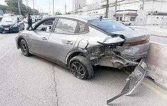 Una mujer lesionada y dos vehículos con daños reportados como pérdida total, fue el saldo de un aparatoso accidente