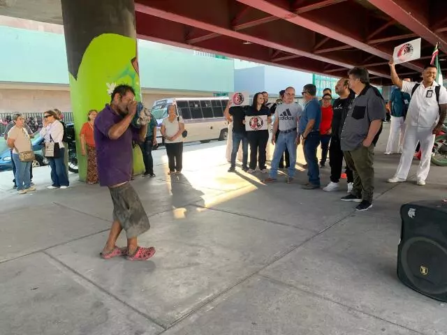 “El Morín”, delgado, con una gorra despintada por el sol y conocido por limpiar vidrios en el bulevar Pape, se detuvo al escuchar la música. Sonrió y, sin pensarlo demasiado, decidió sumarse a la escena.