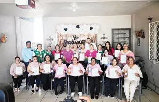 Mujeres de la colonia Obrera concluyeron un curso de elaboración de productos de limpieza.