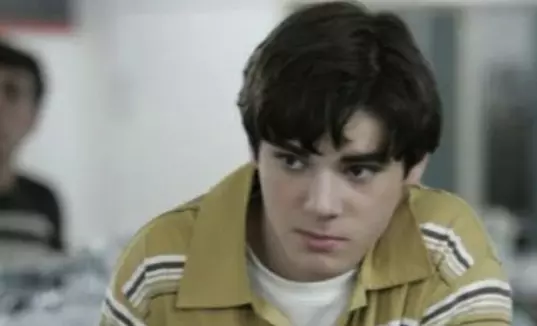 La información detalla que RJ Mitte se vio obligado a elegir entre su prometida y su madre. 