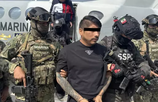 Iván N fue trasladado a la CDMX en una aeronave de la Marina y es escoltado por Comandos Anfibios de Operaciones Especiales de la misma institución