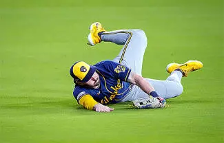 Cerveceros puso el tercer clavo al ataúd de los Dodgers, luego de sacar una victoria ayer en Los Ángeles que los puso a uno de la barrida y la Serie Mundial