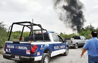 Descartan riesgos a vecinos en el incendio que ocurrió a espaldas de un colegio privado, cerca del cauce en territorio de la Ciudad del Riel