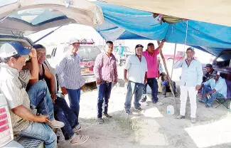 Momentos de tensión se vivieron durante el plantón que ejidatarios de Tanque Nuevo instalaron en los accesos a los caminos de la comunidad.