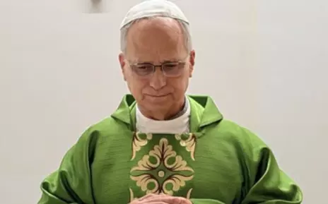 Las dos fotografías, que muestran al papa con un aparente buen aspecto, fueron tomadas este mediodía de viernes
