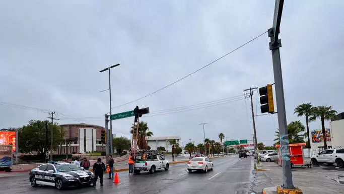 Autoridades piden a los automovilistas extremar precauciones al conducir, ante el día lluvioso que se registra en Monclova y el pavimento resbaloso.