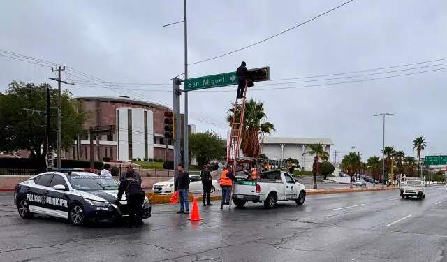 El director municipal de Transporte y Vialidad, Teodoro Flores, informó que se realizan trabajos de reparación en los semáforos del cruce de la calle Ecuador con bulevar Pape.