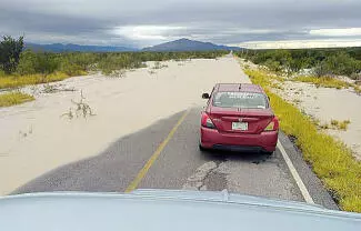 Ante la gran cantidad de agua de lluvia que pasó por el arroyo Piedras Negras, fue necesario cerrar la circulación.