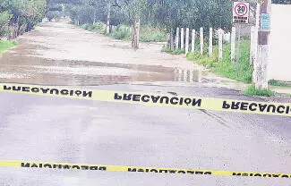 Las precipitaciones pluviales registradas durante la jornada de ayer, provocaron el cierre inmediato de los accesos carreteros hacia los ejidos.