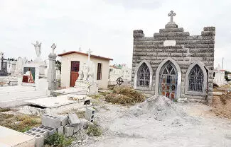 Con miras a las próximas celebraciones del Día de Muertos, en el municipio de Nadadores intensificaron los trabajos de limpieza y mantenimiento.