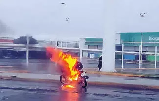 Una motocicleta propiedad de la empresa LALA terminó reducida a cenizas debido a un cortocircuito.