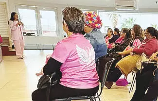 Durante la plática preventiva contra el cáncer, la ginecóloga Fernanda Montes destacó las estadísticas actuales y llamó a no generar miedo.