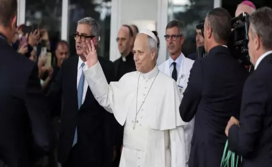 El papa salió del hospital caminando con normalidad, sonriente, y saludando a pacientes del hospital y a los fieles congregados en la puerta principal del Gemelli 