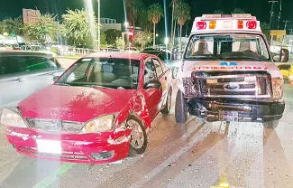 El accidente arrojó dos personas lesionadas y miles de pesos en daños materiales