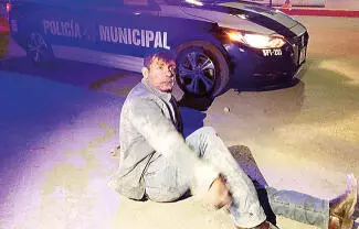 Vencido por el sueño y los efectos del alcohol