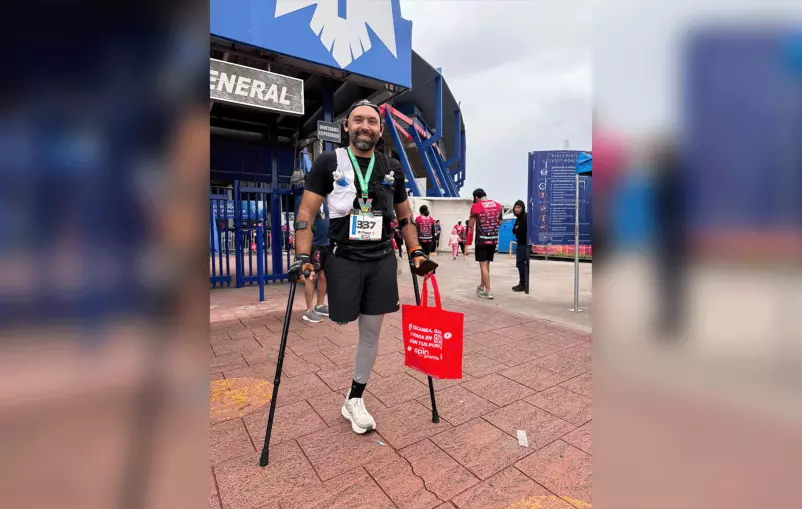 Entre el pavimento resbaloso y los aplausos de la gente, el atleta con discapacidad completó el recorrido y destacó la organización.