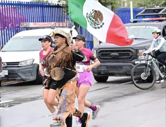 Vaqueros, bomberos, ex superados y mascotas. Así se vivió el 21K Monclova 2026, donde más que cronómetro, hubo fiesta.