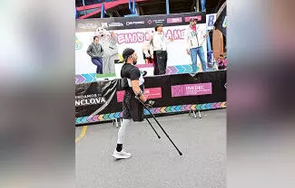 Con una pierna menos y con toda la voluntad, Emmanuel de Hoyos García cruzó la meta del Medio Maratón 21K