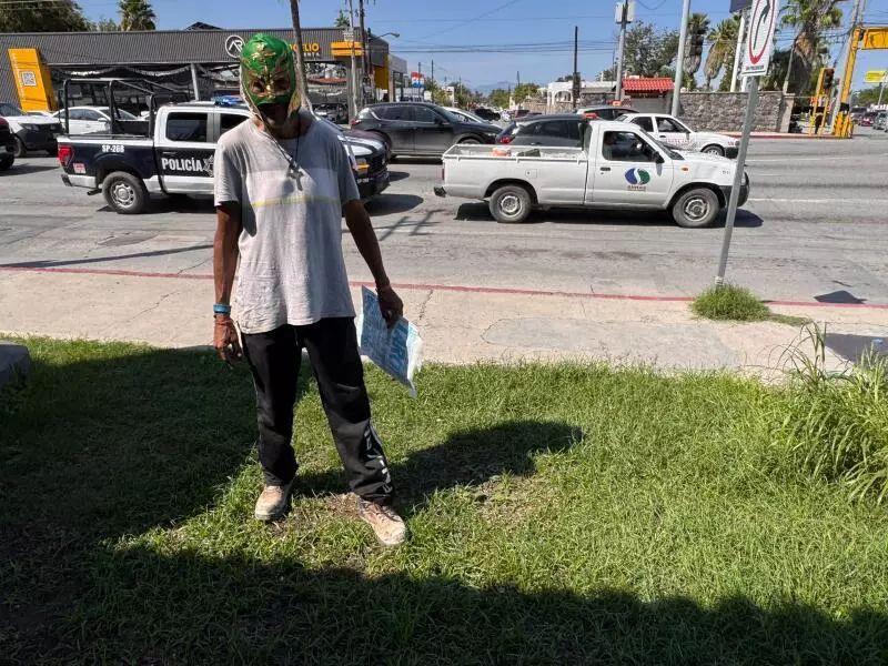 Tiene 60 años, a punto de cumplirlos. Cuenta que se perdió a los cuatro años y desde entonces camina. Vive en la colonia San Francisco, con su hermana Elena.