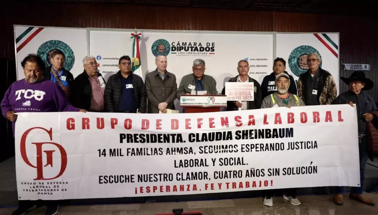 Los ex obreros, encabezados por Julián Torres Ávalos, acudieron con una manta del Grupo de Defensa Laboral, en la que piden a la mandataria justicia laboral y social para las familias.  