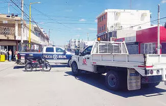 Un motociclista resultó lesionado, al verse involucrado en un choque contra un camión propiedad de la empresa Ferrocarril Coahuila-Durango.